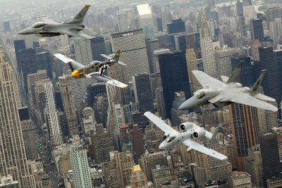 Kampfflugzeuge verschiedenster Generationen über New York