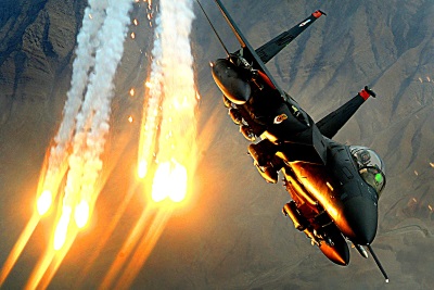 F-15E beim Ausstoß von Flares über Afghanistan
